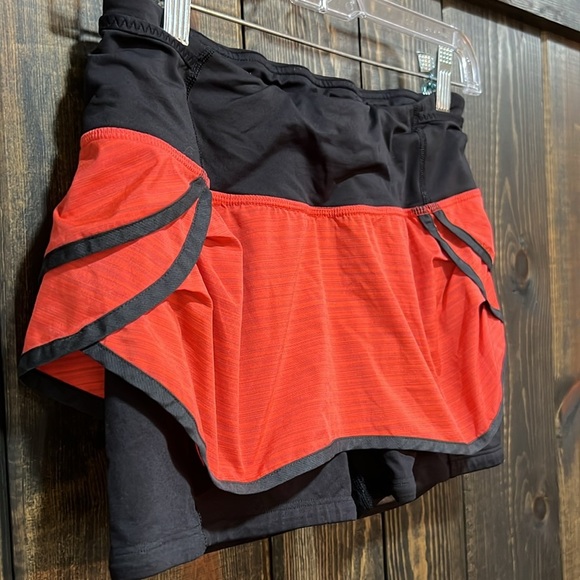 Lululemon Run Speed‎ Squad Skirt 4 Running Shorts Black Red Striped Pickleball - Picture 2 of 9
